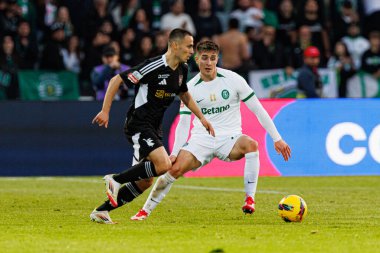 Leonardo Lelo ve Ivan Fresneda, Liga Portekiz maçı sırasında Estadio Municipal Rio Maior 'daki Casa Pia ve Sporting CP takımları arasında görüldü (Maciej Rogowski)