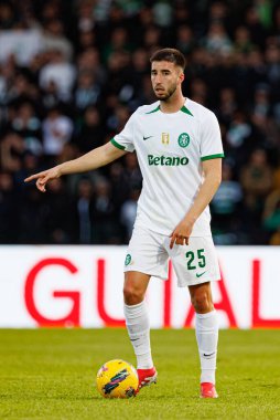 Goncalo Inacio, Liga Portekiz maçı sırasında Estadio Belediyesi Rio Maior 'daki Casa Pia ve Sporting CP takımları arasında görüldü (Maciej Rogowski)