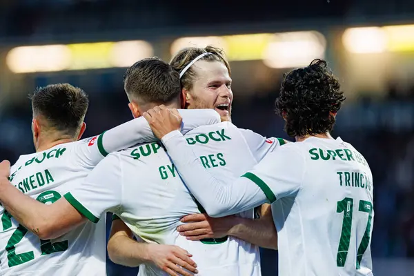 Casa Pia ve Estadio Belediyesi Rio Maior (Maciej Rogowski) takımları arasında oynanan Liga Portekiz maçında attığı gol üstüne atışıyla Sportif Oyuncular)