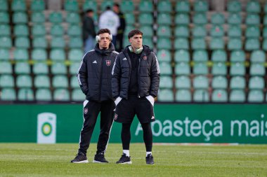 Max Svensson ve Gaizka Larrazabal, Liga Portekiz maçı sırasında Estadio Municipal Rio Maior 'daki Casa Pia ve Sporting CP takımları arasında görüldü (Maciej Rogowski)