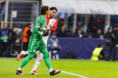 Yann Sommer ve Julian Carranza UEFA Şampiyonlar Ligi maçında Internazionale Milano ve Feyenoord FC (Maciej Rogowski)