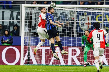 Jakub Moder ve Francesco Acerbi UEFA Şampiyonlar Ligi maçında Internazionale Milano ve Feyenoord FC (Maciej Rogowski) takımları arasında görüldü.)