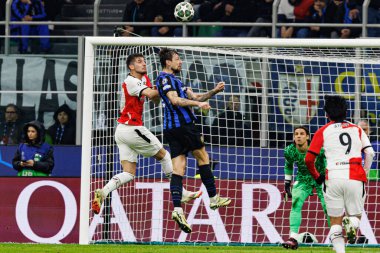 Jakub Moder ve Francesco Acerbi UEFA Şampiyonlar Ligi maçında Internazionale Milano ve Feyenoord FC (Maciej Rogowski) takımları arasında görüldü.)