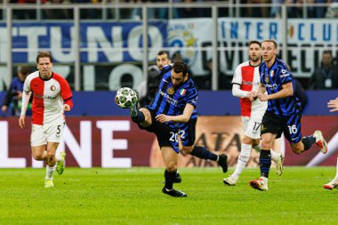 Hakan Calhanoğlu UEFA Şampiyonlar Ligi maçında Milano ve Feyenoord FC (Maciej Rogowski) takımları arasında görüldü.)