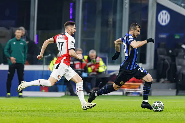 Luka İvanusec ve Henrikh Mkhitaryan UEFA Şampiyonlar Ligi maçında Naziler Arası Milano ve Feyenoord FC (Maciej Rogowski)