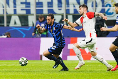 Hakan Calhanoğlu ve Jakub Moder, UEFA Şampiyonlar Ligi maçında Milano ve Feyenoord FC (Maciej Rogowski) takımları arasında görüldü.)