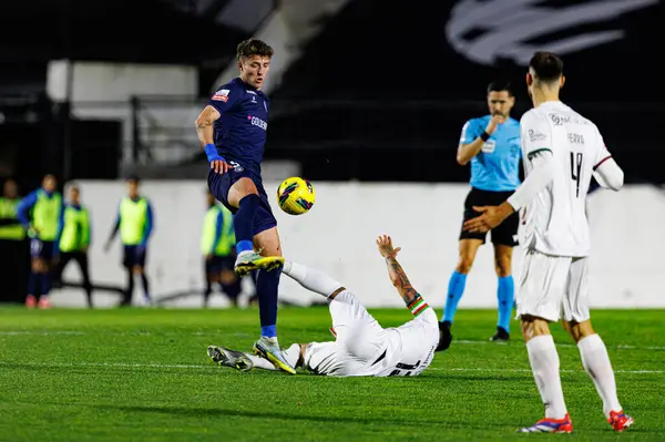 Jorge Aguirre ve Miguel Lopes, Liga Portekiz maçı sırasında Estrela Amadora ve Gil Vicente FC takımları arasında Estadio Jose Gomes (Maciej Rogowski)