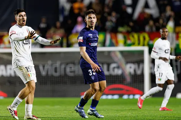 Paulo Moreira ve Joao Marques Liga Portekiz maçı sırasında Estrela Amadora ve Gil Vicente FC takımları arasında Estadio Jose Gomes (Maciej Rogowski)