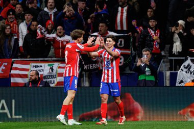 Lucas Barrios ve Julian Alvarez, Atletico de Madrid ve FC Barcelona (Maciej Rogowski) takımları arasında oynanan LaLiga EA Spor maçında gol attıktan sonra kutlama yaparken görüldü.)