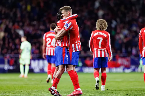 Alexander Sorloth ve Rodrigo de Paul, Atletico de Madrid ve FC Barcelona (Maciej Rogowski) takımları arasında oynanan LaLiga EA Spor maçında gol attıktan sonra kutlama yaparken görüldü.)