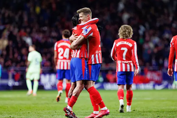 Alexander Sorloth ve Rodrigo de Paul, Atletico de Madrid ve FC Barcelona (Maciej Rogowski) takımları arasında oynanan LaLiga EA Spor maçında gol attıktan sonra kutlama yaparken görüldü.)