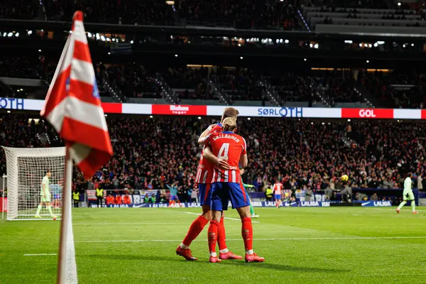 Alexander Sorloth ve Conor Gallagher, Atletico de Madrid ve FC Barcelona (Maciej Rogowski) takımları arasında oynanan LaLiga EA Spor maçında gol attıktan sonra kutlama yaparken görüldü.)