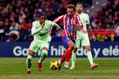 Alejandro Balde ve Antoine Griezmann, Atletico de Madrid ve FC Barcelona (Maciej Rogowski) takımları arasında oynanan LaLiga EA SPORTS maçı sırasında görüldü.)