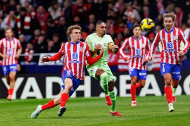 Pablo Barrios ve Raphinha LaLiga EA SPORTS maçı sırasında Atletico de Madrid ve FC Barcelona (Maciej Rogowski) takımları arasında görüldü.)