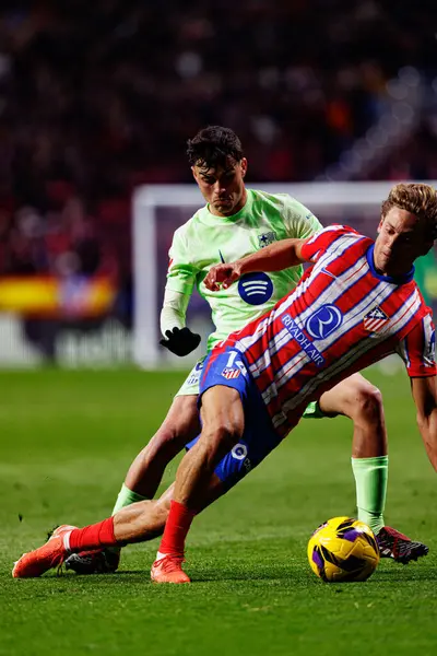 Atletico de Madrid ve FC Barcelona (Maciej Rogowski) takımları arasında oynanan LaLiga EA SPORTS maçında Pedri ve Marcos Llorente görüldü.)