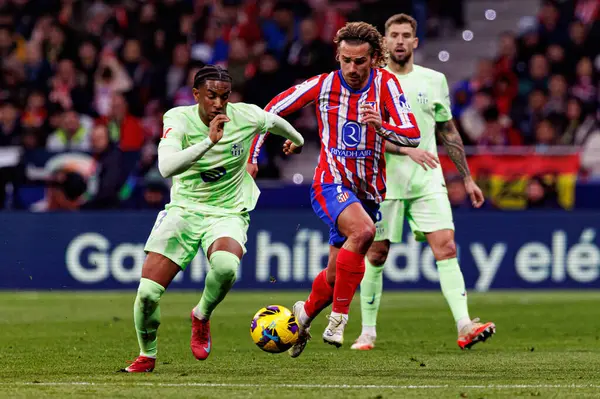 Alejandro Balde ve Antoine Griezmann, Atletico de Madrid ve FC Barcelona (Maciej Rogowski) takımları arasında oynanan LaLiga EA SPORTS maçı sırasında görüldü.)