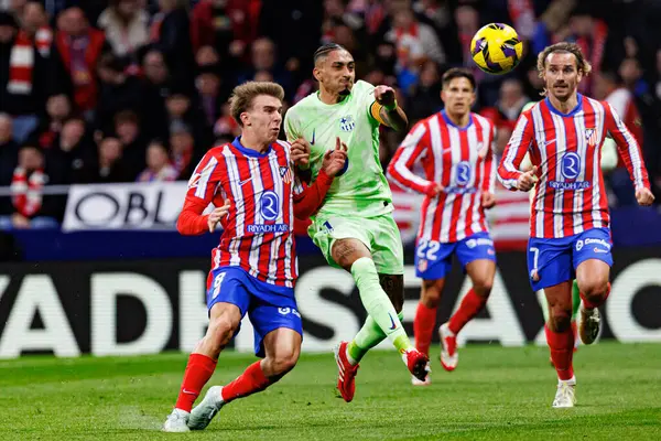 Pablo Barrios ve Raphinha LaLiga EA SPORTS maçı sırasında Atletico de Madrid ve FC Barcelona (Maciej Rogowski) takımları arasında görüldü.)