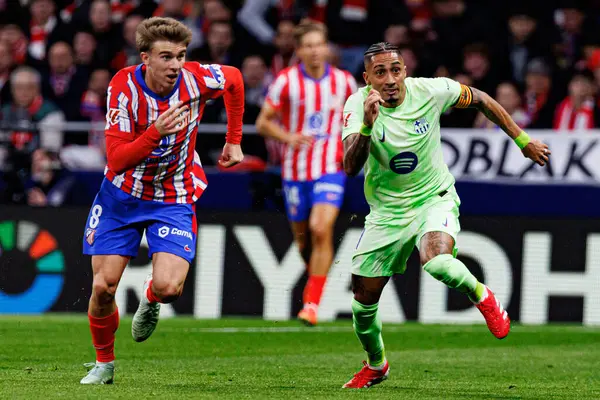 Pablo Barrios ve Raphinha LaLiga EA SPORTS maçı sırasında Atletico de Madrid ve FC Barcelona (Maciej Rogowski) takımları arasında görüldü.)