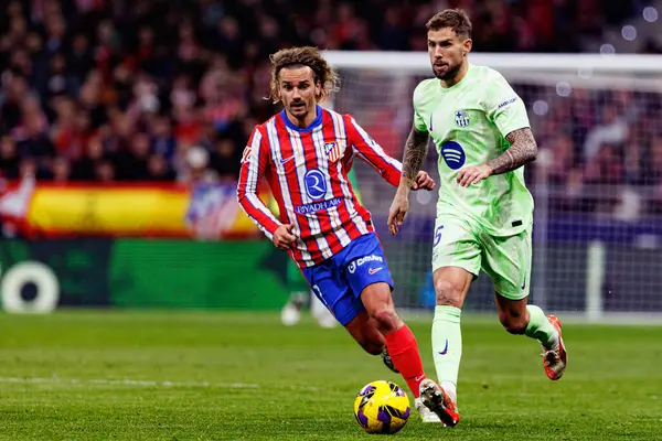 Antoine Griezmann ve Inigo Martinez LaLiga EA SPORTS maçında Atletico de Madrid ve FC Barcelona (Maciej Rogowski) takımları arasında görüldü.)