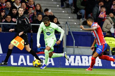 Lamine Yamal ve Reinildo LaLiga EA SPORTS maçı sırasında Atletico de Madrid ve FC Barcelona (Maciej Rogowski)