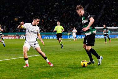Rodrigo Pinheiro ve Viktor Gyokeres, Liga Portekiz maçı sırasında Estadio Jose Alvalade 'de (Maciej Rogowski) Sporting CP ve FC Famalicao takımları arasında görüldü.)