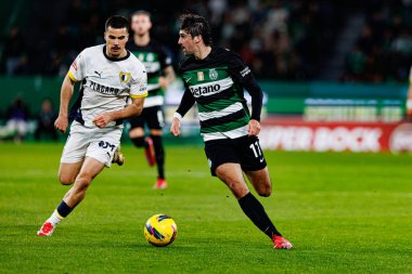 Francisco Trincao ve Rodrigo Pinheiro Liga Portekiz maçı sırasında Estadio Jose Alvalade 'de (Maciej Rogowski) Sporting CP ve FC Famalicao takımları arasında görüldü.)