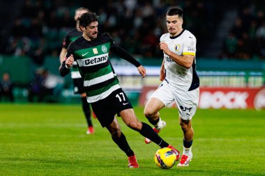 Francisco Trincao ve Rodrigo Pinheiro Liga Portekiz maçı sırasında Estadio Jose Alvalade 'de (Maciej Rogowski) Sporting CP ve FC Famalicao takımları arasında görüldü.)