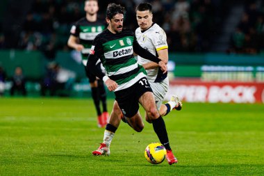 Francisco Trincao ve Rodrigo Pinheiro Liga Portekiz maçı sırasında Estadio Jose Alvalade 'de (Maciej Rogowski) Sporting CP ve FC Famalicao takımları arasında görüldü.)