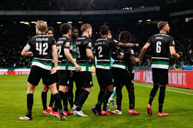 Sporcu Oyuncuları, Liga Portekiz maçı sırasında Estadio Jose Alvalade 'de (Maciej Rogowski) Sporting CP ve FC Famalicao takımları arasında Geny Catamo' dan gol üstüne gol atarken görüldü.)