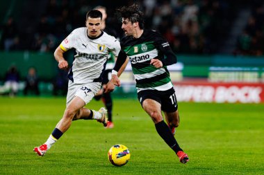 Francisco Trincao ve Rodrigo Pinheiro Liga Portekiz maçı sırasında Estadio Jose Alvalade 'de (Maciej Rogowski) Sporting CP ve FC Famalicao takımları arasında görüldü.)