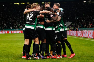 Sporcu Oyuncuları, Liga Portekiz maçı sırasında Estadio Jose Alvalade 'de (Maciej Rogowski) Sporting CP ve FC Famalicao takımları arasında Geny Catamo' dan gol üstüne gol atarken görüldü.)