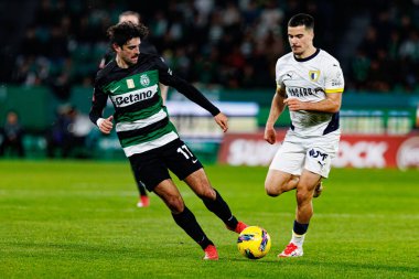 Francisco Trincao ve Rodrigo Pinheiro Liga Portekiz maçı sırasında Estadio Jose Alvalade 'de (Maciej Rogowski) Sporting CP ve FC Famalicao takımları arasında görüldü.)