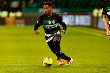 Liga Portekiz maçı sırasında Estadio Jose Alvalade 'de (Maciej Rogowski) Sporting CP ve FC Famalicao takımları arasında görülen Geny Catamo)