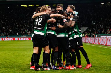 Sporcu Oyuncuları, Liga Portekiz maçı sırasında Estadio Jose Alvalade 'de (Maciej Rogowski) Sporting CP ve FC Famalicao takımları arasında Geny Catamo' dan gol üstüne gol atarken görüldü.)