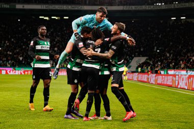 Sporcu Oyuncuları, Liga Portekiz maçı sırasında Estadio Jose Alvalade 'de (Maciej Rogowski) Sporting CP ve FC Famalicao takımları arasında Geny Catamo' dan gol üstüne gol atarken görüldü.)