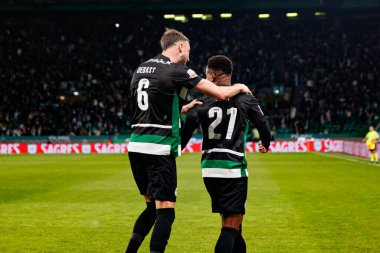 Zeno Debast ve Geny Catamo, Estadio Jose Alvalade 'de (Maciej Rogowski) Sporting CP ve FC Famalicao takımları arasında oynanan Liga Portekiz maçında gol attıktan sonra kutlama yaparken görüldü.)