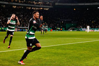 Geny Catamo, Liga Portekiz maçında attığı gol sonrasında Estadio Jose Alvalade 'deki FC Famalicao (Maciej Rogowski)