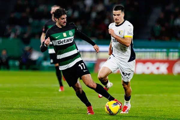 Francisco Trincao ve Rodrigo Pinheiro Liga Portekiz maçı sırasında Estadio Jose Alvalade 'de (Maciej Rogowski) Sporting CP ve FC Famalicao takımları arasında görüldü.)