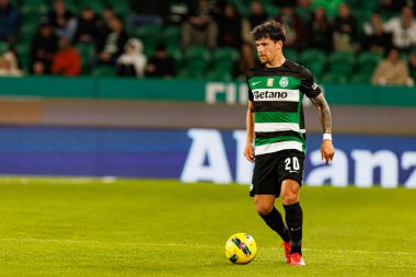 Maximiliano Araujo, Liga Portekiz maçı sırasında Estadio Jose Alvalade 'de (Maciej Rogowski) Sporting CP ve FC Famalicao takımları arasında görüldü.)