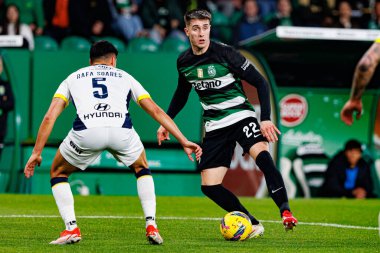 Rafa Soares ve Ivan Fresneda, Liga Portekiz maçı sırasında Estadio Jose Alvalade 'de (Maciej Rogowski) Sporting CP ve FC Famalicao takımları arasında görüldü.)