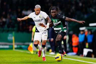 Liga Portekiz maçı sırasında Estadio Jose Alvalade 'de (Maciej Rogowski) Sporting CP ve FC Famalicao takımları arasında görülen Sorriso ve Geovany Quenda)