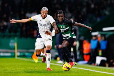 Liga Portekiz maçı sırasında Estadio Jose Alvalade 'de (Maciej Rogowski) Sporting CP ve FC Famalicao takımları arasında görülen Sorriso ve Geovany Quenda)