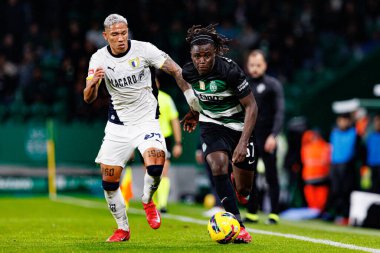 Liga Portekiz maçı sırasında Estadio Jose Alvalade 'de (Maciej Rogowski) Sporting CP ve FC Famalicao takımları arasında görülen Sorriso ve Geovany Quenda)