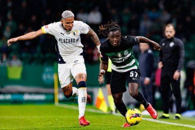 Liga Portekiz maçı sırasında Estadio Jose Alvalade 'de (Maciej Rogowski) Sporting CP ve FC Famalicao takımları arasında görülen Sorriso ve Geovany Quenda)