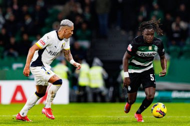 Liga Portekiz maçı sırasında Estadio Jose Alvalade 'de (Maciej Rogowski) Sporting CP ve FC Famalicao takımları arasında görülen Sorriso ve Geovany Quenda)