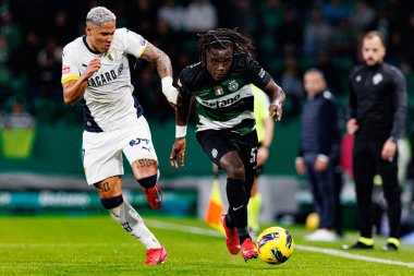 Liga Portekiz maçı sırasında Estadio Jose Alvalade 'de (Maciej Rogowski) Sporting CP ve FC Famalicao takımları arasında görülen Sorriso ve Geovany Quenda)