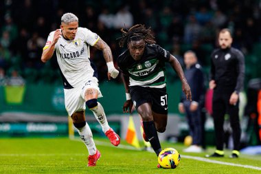 Liga Portekiz maçı sırasında Estadio Jose Alvalade 'de (Maciej Rogowski) Sporting CP ve FC Famalicao takımları arasında görülen Sorriso ve Geovany Quenda)