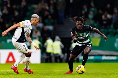 Liga Portekiz maçı sırasında Estadio Jose Alvalade 'de (Maciej Rogowski) Sporting CP ve FC Famalicao takımları arasında görülen Sorriso ve Geovany Quenda)