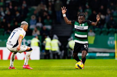 Liga Portekiz maçı sırasında Estadio Jose Alvalade 'de (Maciej Rogowski) Sporting CP ve FC Famalicao takımları arasında görülen Sorriso ve Geovany Quenda)