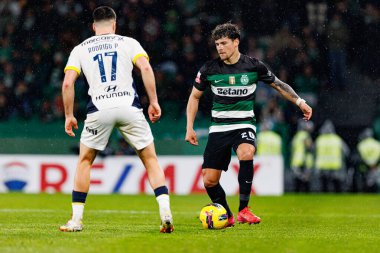 Rodrigo Pinheiro ve Maximiliano Araujo, Liga Portekiz maçı sırasında Estadio Jose Alvalade 'de (Maciej Rogowski) Sporting CP ve FC Famalicao takımları arasında görüldü.)